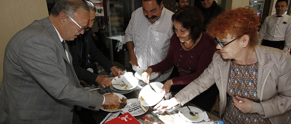 haytap-hayvan-hakları-federasyonu-sen-yiyemezsen-ben-yerim-ki-kırçiçeği-patiliyo-yemek